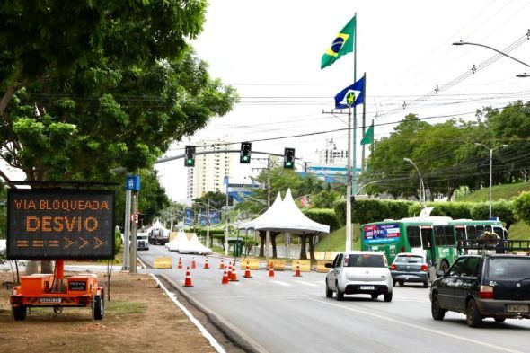 Prefeitura de Cuiab | Trecho da avenida do CPA bloqueado para corrida de Reis e agentes da Semob reforam aes para garantir fluidez no trnsito