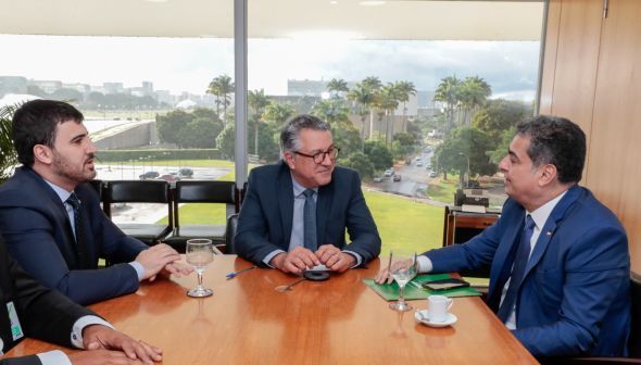 Prefeitura de Cuiab | VLT Cuiabano avana: Prefeito se rene com o ministro Alexandre Padilha e agenda apresentao presencial do projeto ao Ministrio das Cidades