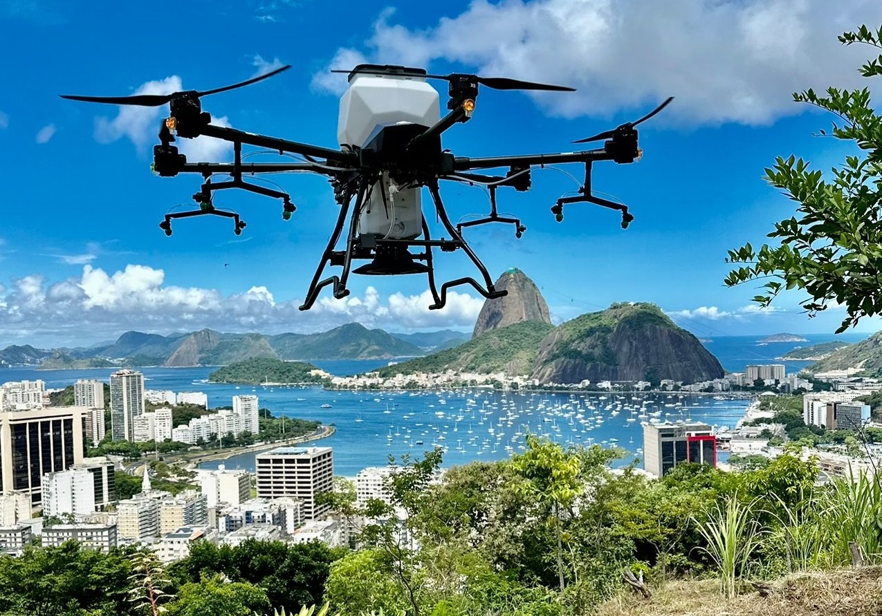 Prefeitura inicia o uso inédito de drones semeadores para reflorestamento - Prefeitura da Cidade do Rio de Janeiro