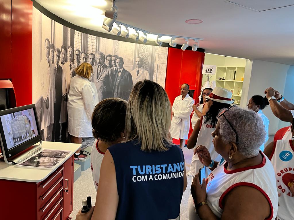 Projeto Turistando com a Comunidade leva idosos de Rio da Prata ao Museu da Vida, na Fiocruz - Prefeitura da Cidade do Rio de Janeiro