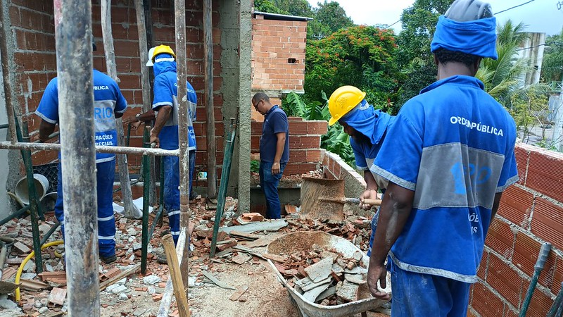 Seop faz demolição de construção irregular em Vargem Grande - Prefeitura da Cidade do Rio de Janeiro