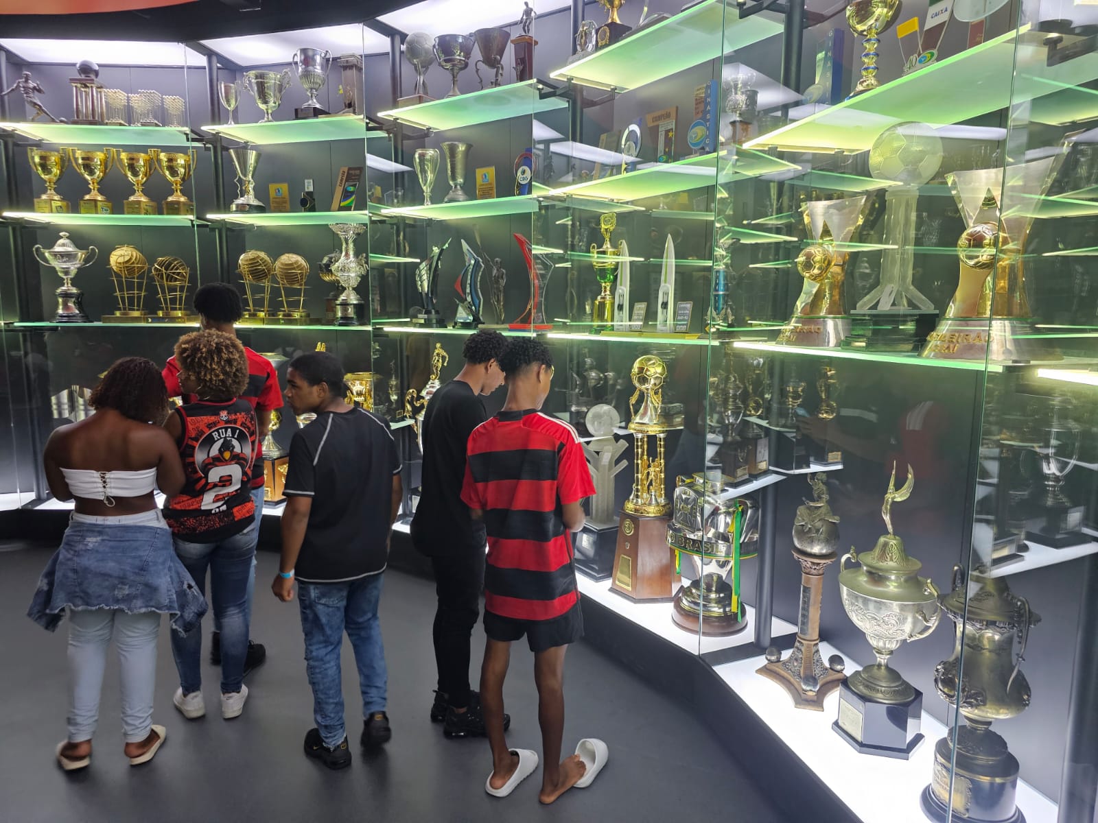 Turistando com a Comunidade promove visita ao Museu do Flamengo com adolescentes da comunidade Antares - Prefeitura da Cidade do Rio de Janeiro