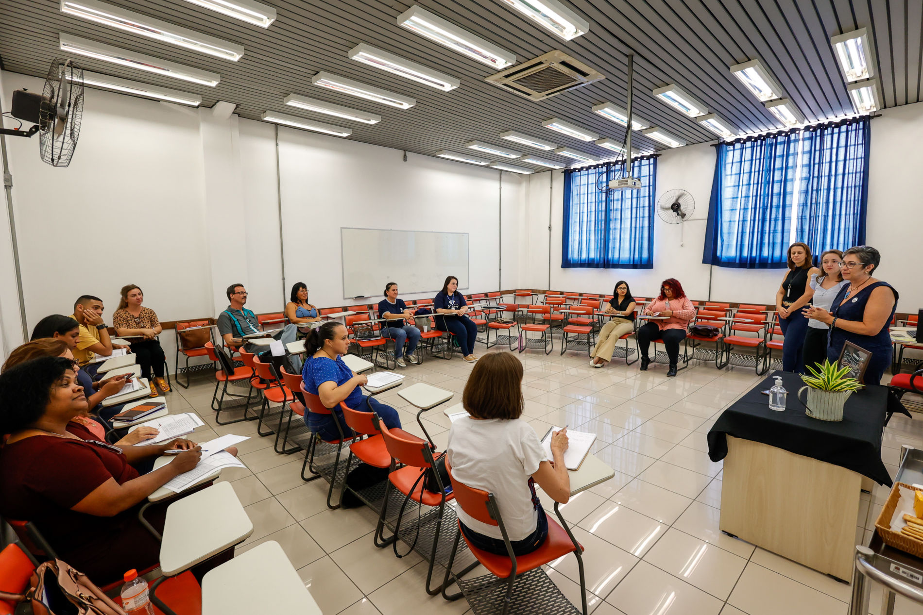 Educação organiza reunião de trabalho com novos psicólogos e assistentes sociais