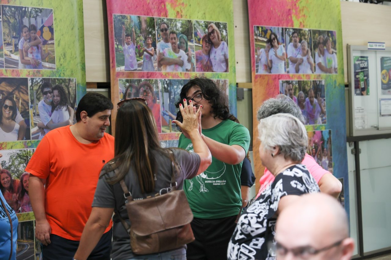 Exposição ‘Colorindo Vidas’, com histórias de mães do Peama, chega ao Paço