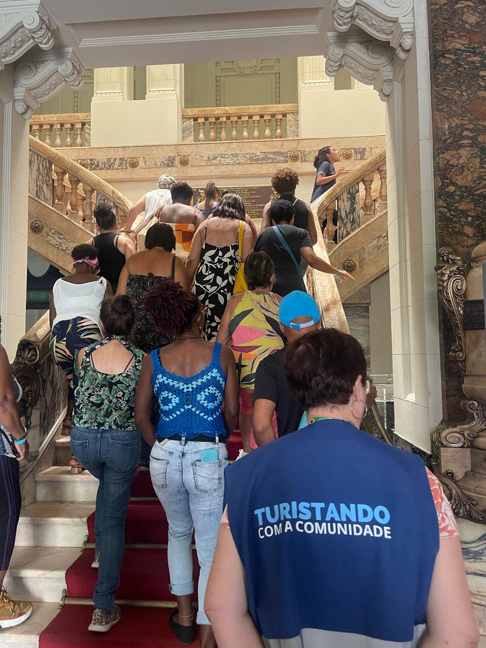 Prefeitura leva grupo de moradores da comunidade Areia Branca, em Santa Cruz, para conhecer Palácio Tiradentes - Prefeitura da Cidade do Rio de Janeiro