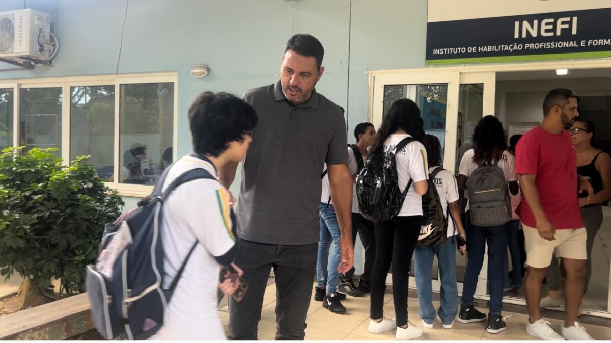 Secretário de Educação de Búzios realiza visitas às unidades escolares no primeiro dia do ano letivo 2024