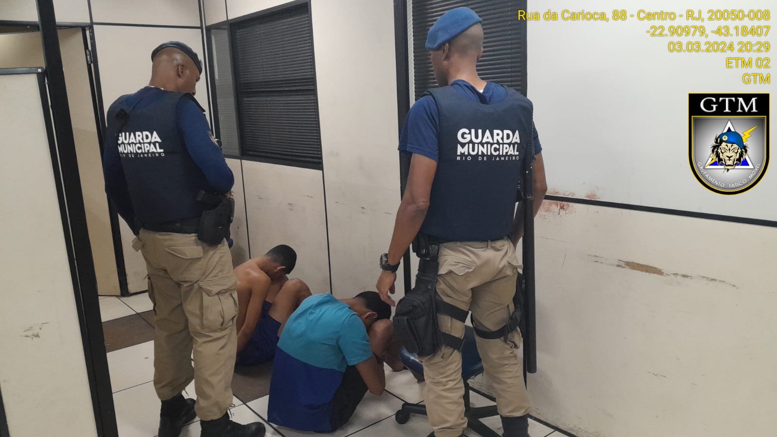 Guardas municipais prendem dois homens que furtaram celular de motorista de aplicativo no entorno na Rodoviária Novo Rio - Prefeitura da Cidade do Rio de Janeiro